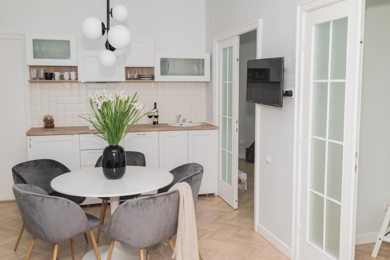 Explore The From Its Center In A Chic Balcony Appartamento