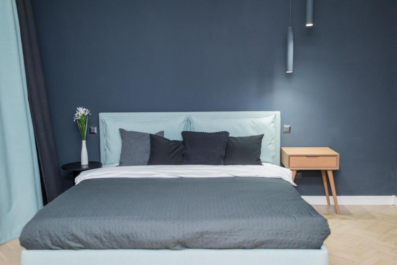 Explore The From Its Center In A Chic Balcony Appartamento *