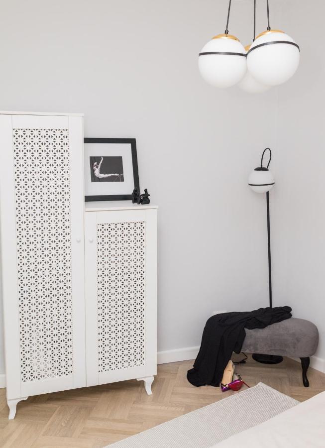 Explore The From Its Center In A Chic Balcony Appartamento *