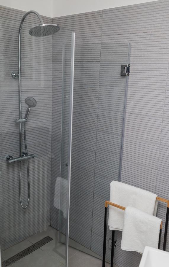 Explore The From Its Center In A Chic Balcony Appartamento