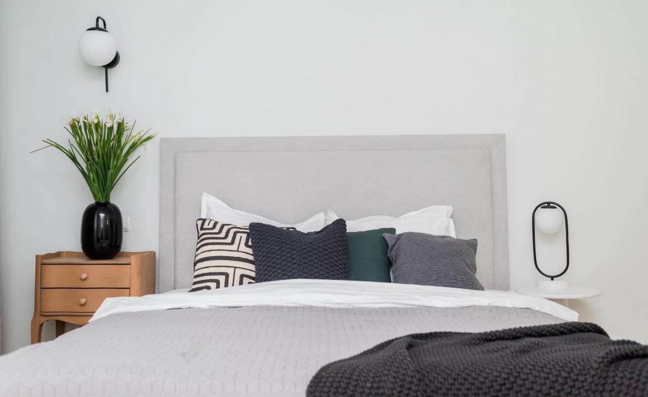 Explore The From Its Center In A Chic Balcony Appartamento