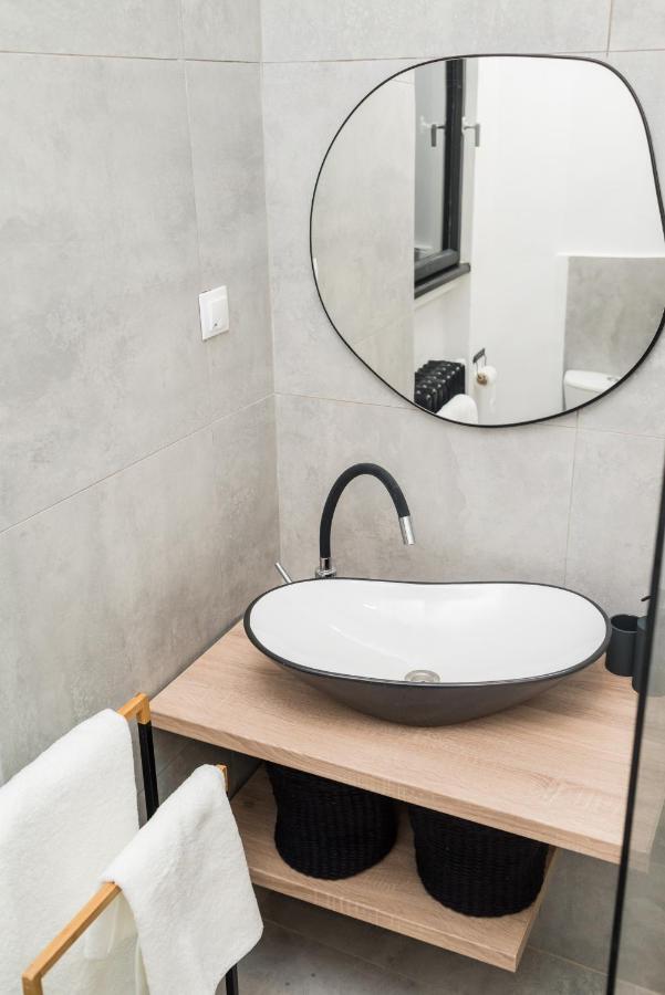 Explore The From Its Center In A Chic Balcony Appartamento