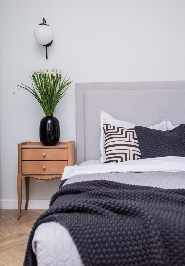 Explore The From Its Center In A Chic Balcony Appartamento *